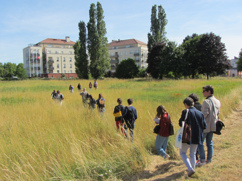 Les arpentages (ici, le long de l’emprise de l’A103, à Neuilly-sur-Marne) sont l’occasion de débattre sur le terrain