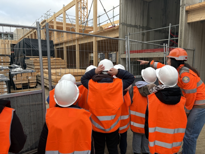 Les élèves découvrent leur futur centre de loisirs et sa structure en bois.