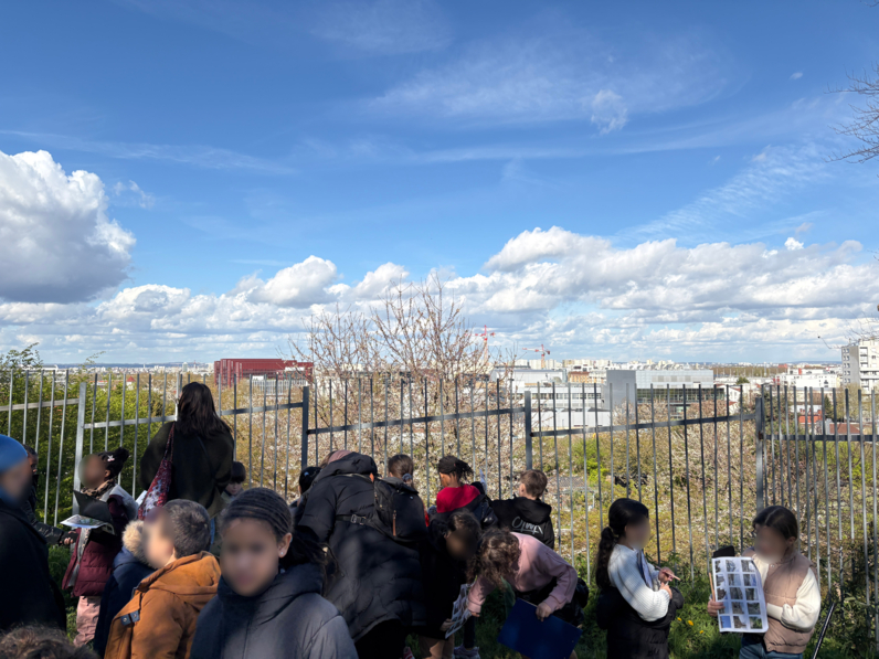 Une sente permet d'accéder à la partie haute du secteur Coteau et de découvrir la vue sur la Plaine de l'Ourcq