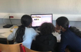 Les élèves en pleine recherche d'informations sur Internet