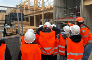 Les élèves découvrent leur futur centre de loisirs et sa structure en bois.
