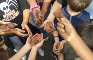 Atelier bombes à graines pour fleurir la cour