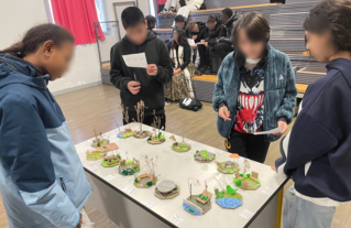 Les élèves du collège découvrent les travaux de la classe ambassadrice