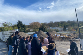 Les élèves des classes ambassadrices découvrent le site du projet, en chantier