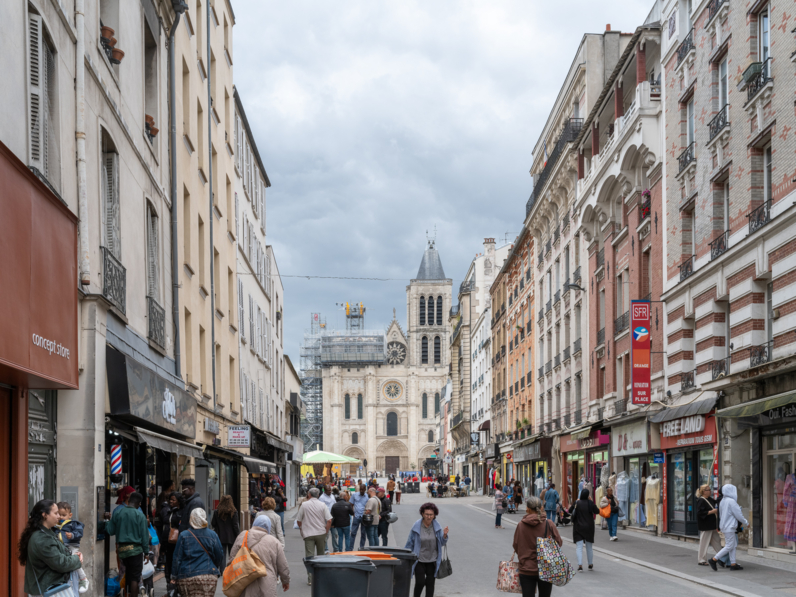 Vue sur la Basilique Cathédrale de Saint-Denis depuis la rue de la République