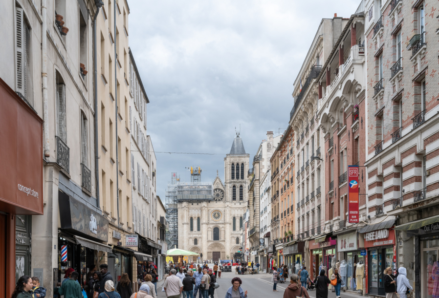 Vue sur la Basilique Cathédrale de Saint-Denis depuis la rue de la République