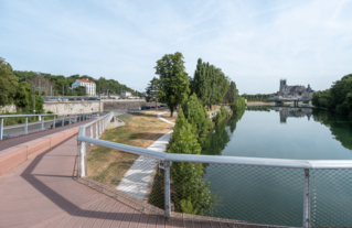 Vue de la passerelle reliant le centre-ville de Meaux à Grand Ile, quartier médiéval situé dans le bras de la rivière